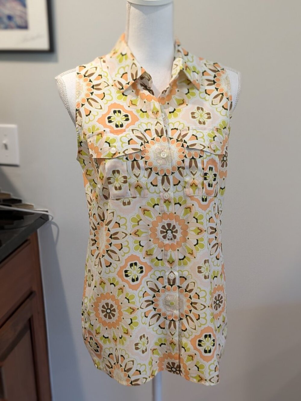 Ann Taylor Sleeveless Button Down Blouse Geometric Medallion Print | Size Small